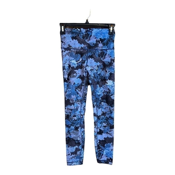 𝅺LULULEMON Size 4 leggings with Blue Floral print, like new!! - Picture 1 of 4